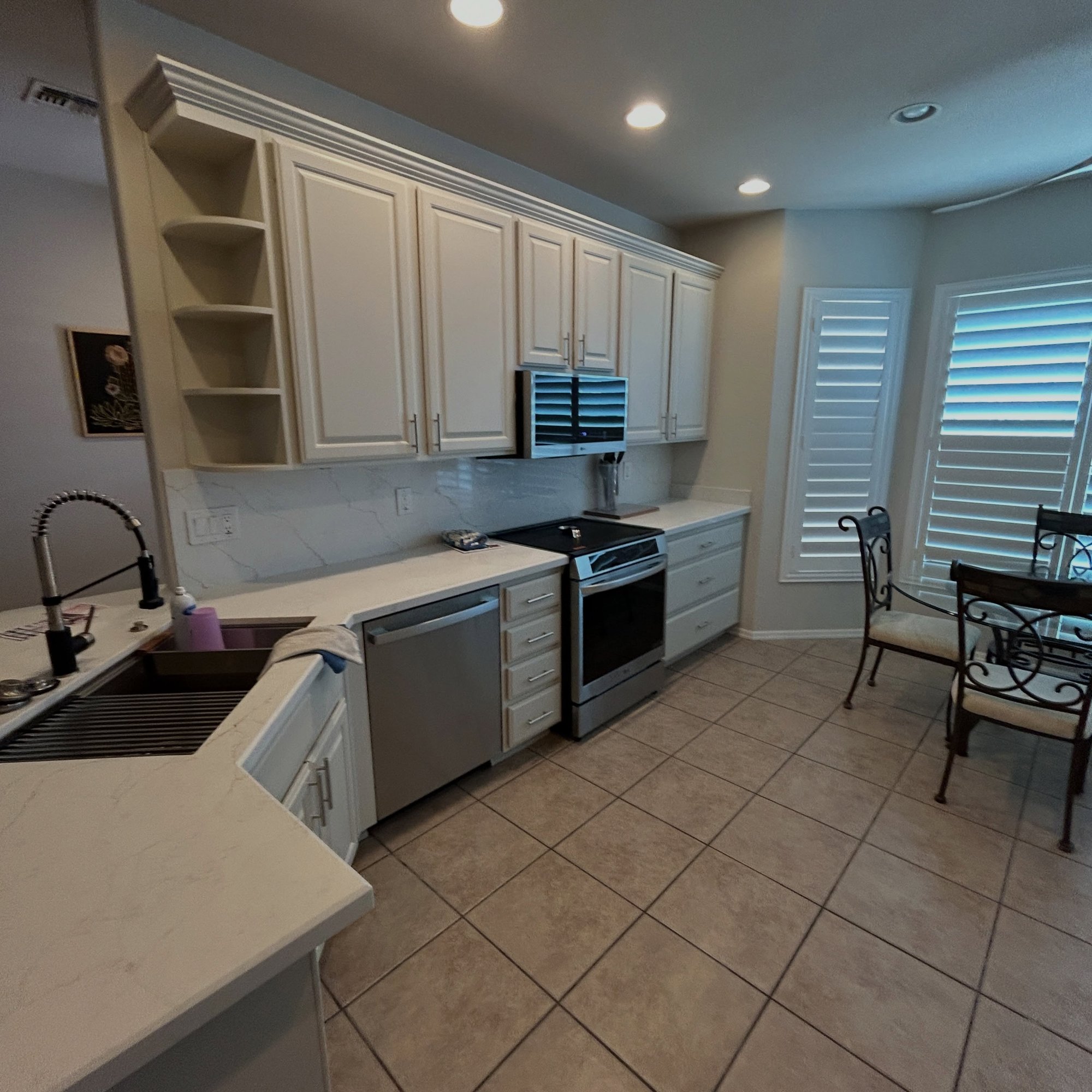 After: quartz backsplash carried to the upper cabinets.